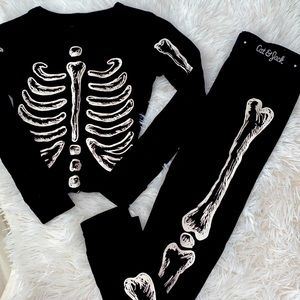 LIKE NEW SKELETON HALLOWEEN PJS! Size 6!!